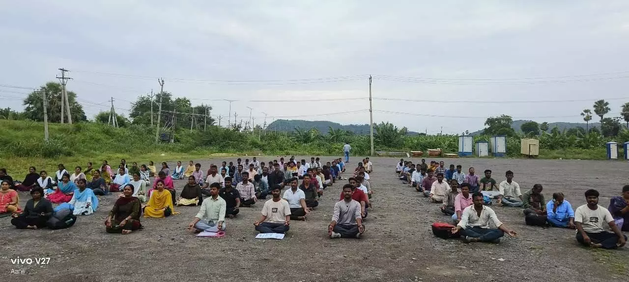 సీఎం ఇంటి ముందు ‘యోగా’ ధర్నా