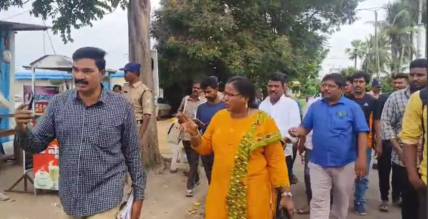 సీఎం ఇంటి ముందు రెండో రోజు యోగా టీచర్ల ఆందోళన సీఎం ఇంటి ముందు రెండో రోజు యోగా టీచర్ల ఆందోళన
