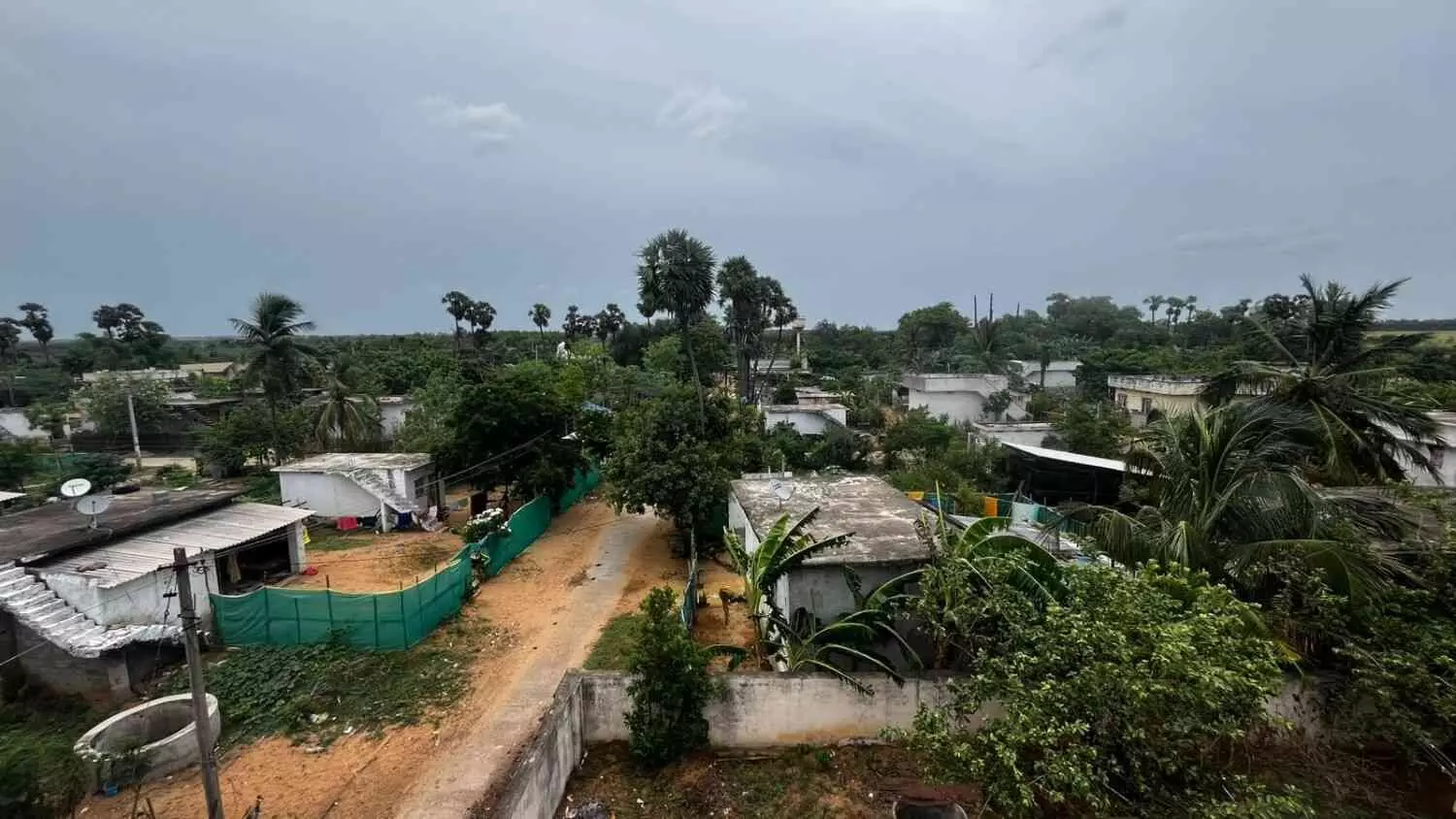 చూస్తుండగనే రెండు పల్లెలను మింగేయబోతున్న ఇండోసోల్ చూస్తుండగనే రెండు పల్లెలను మింగేయబోతున్న ఇండోసోల్