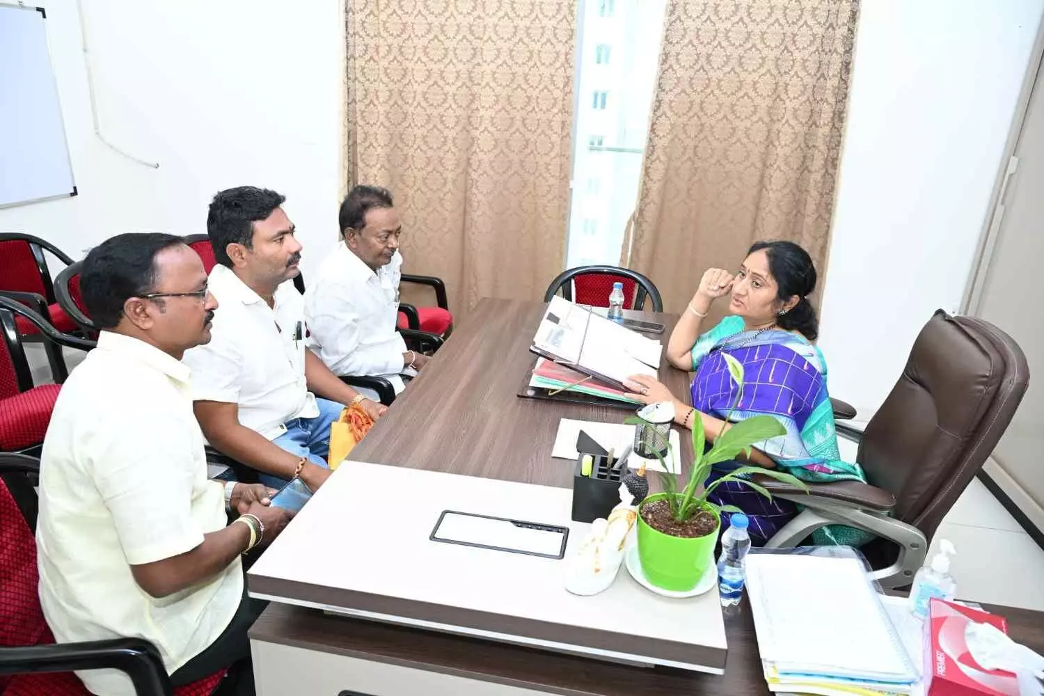 అన్ని జిల్లాల్లోనూ నగరాలు కు బీసీ-డి సర్టిఫికెట్లు: మంత్రి సవిత అన్ని జిల్లాల్లోనూ నగరాలు కు బీసీ-డి సర్టిఫికెట్లు: మంత్రి సవిత