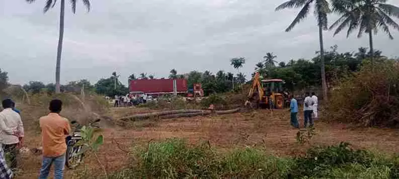 బంగారుపాళెం సమీపంలోని కొత్తపల్లె వద్ద సిద్ధం చేస్తున్న హెలీపాడ్ బంగారుపాళెం సమీపంలోని కొత్తపల్లె వద్ద సిద్ధం చేస్తున్న హెలీపాడ్