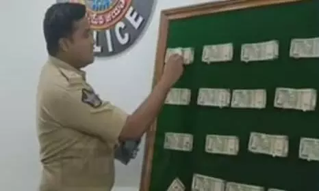 Counterfeit notes | పొద్దుపోయిందిి.. కనిపెట్టలేరని అకున్నాడేమో.. Counterfeit notes | పొద్దుపోయిందిి.. కనిపెట్టలేరని అకున్నాడేమో..