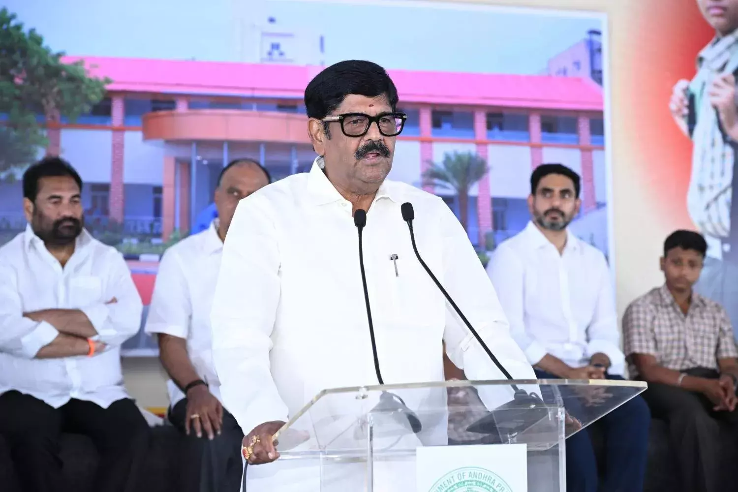 వీఆర్ హైస్కూలు పేరు ఎందుకు మార్చారు?: వేదికపైనే నిలదీసిన మంత్రి ఆనం