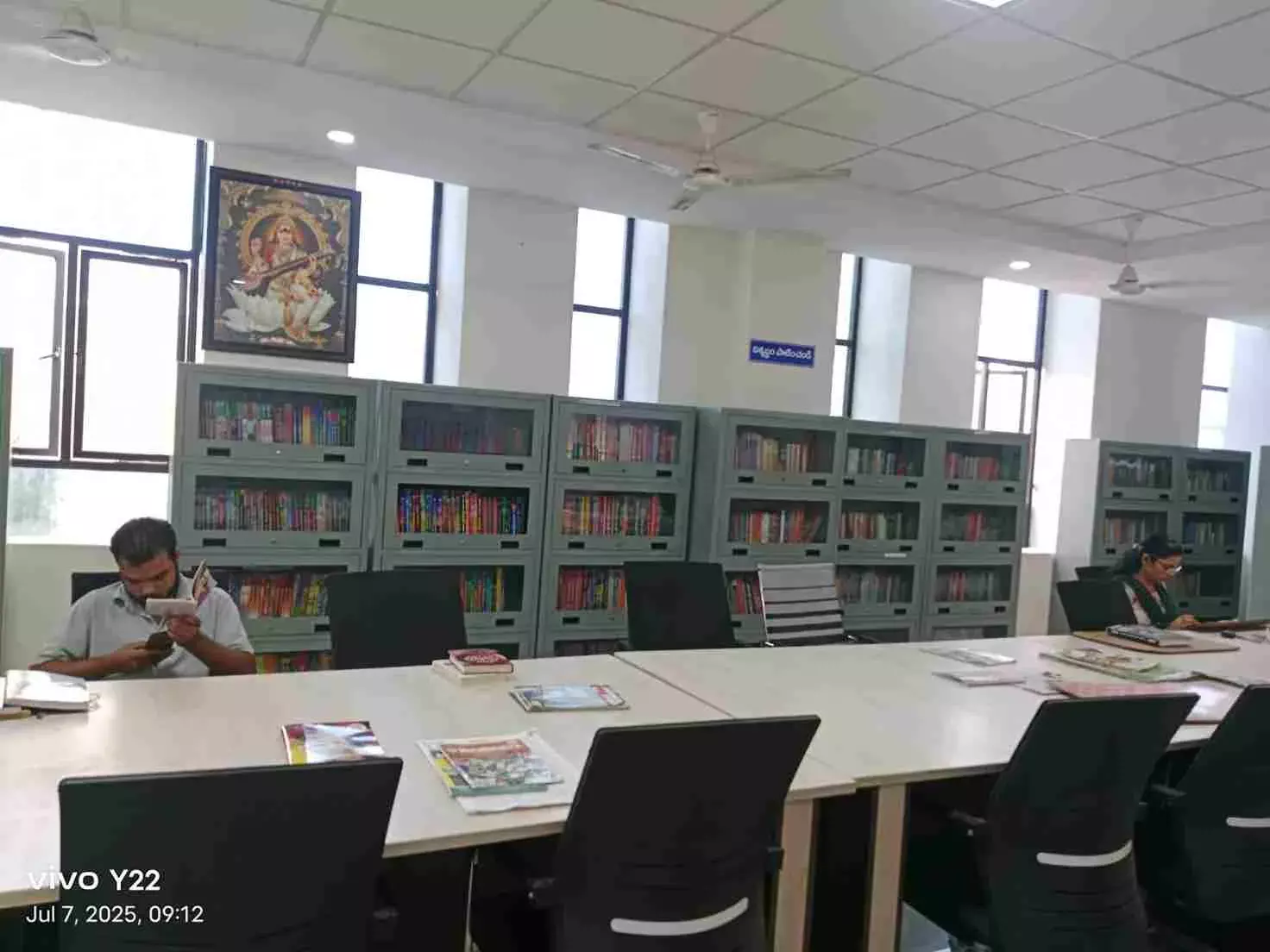 చిన్న కాలనీలో.. పెద్ద గ్రంథాలయం..