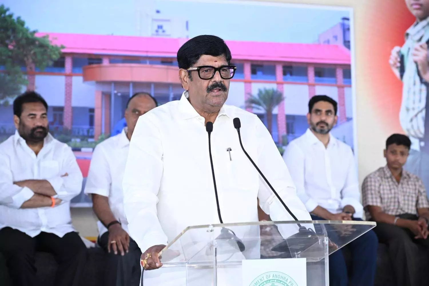 వీఆర్ హైస్కూలు పేరు ఎందుకు మార్చారు?: వేదికపైనే నిలదీసిన మంత్రి ఆనం వీఆర్ హైస్కూలు పేరు ఎందుకు మార్చారు?: వేదికపైనే నిలదీసిన మంత్రి ఆనం