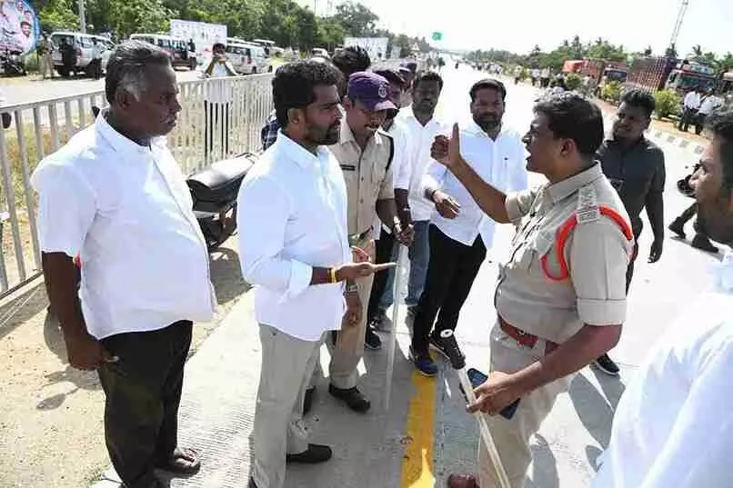 పలమనేరు మాజీ ఎమ్మెల్యే వెంకటేగౌడ ను అడ్డగించిన పోలీసులు