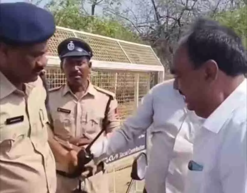 విజయానందరెడ్డిని అడ్డగించిన పోలీసులు