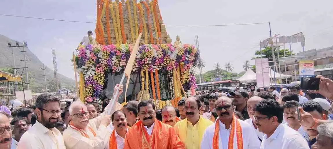 కోలాహలంగా నరహరి గిరి ప్రదక్షిణ !