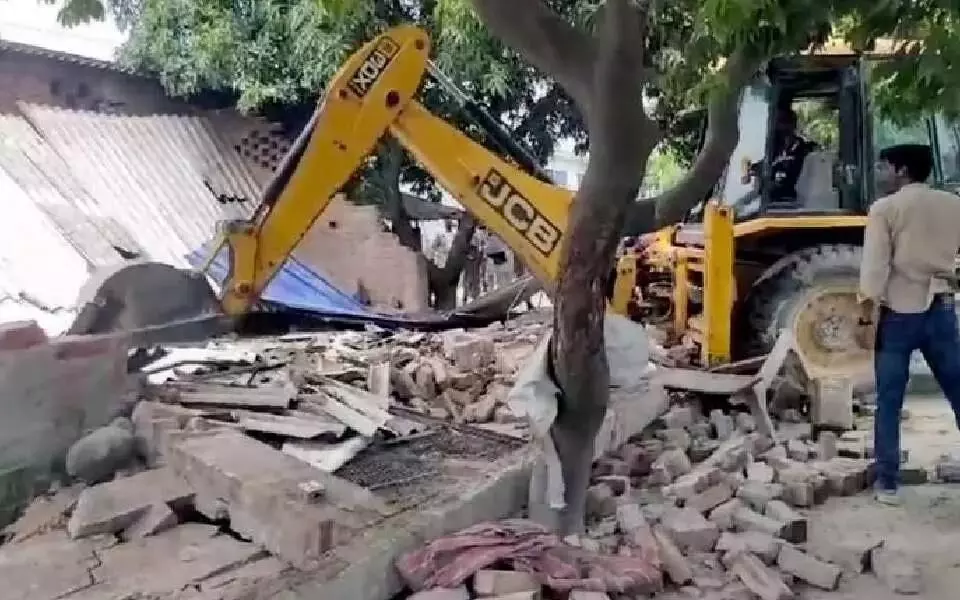 అస్సాంలో 1,600 నివాసాలు నేలమట్టం.. కన్నీరు పెట్టుకున్న యజమానులు అస్సాంలో 1,600 నివాసాలు నేలమట్టం.. కన్నీరు పెట్టుకున్న యజమానులు