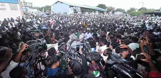 బంగారుపాలెం మార్కెట్ యార్డులో మాట్లాడుతున్న జగన్ బంగారుపాలెం మార్కెట్ యార్డులో మాట్లాడుతున్న జగన్