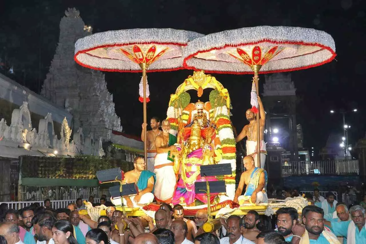 తిరుమలలో వైభవంగా గురు పౌర్ణమి గరుడ సేవ..! తిరుమలలో వైభవంగా గురు పౌర్ణమి గరుడ సేవ..!
