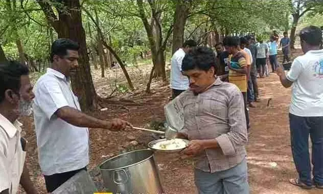 భోజనం వడ్డిస్తున్న ఎస్వీయూ చీఫ్ లైబ్రరియన్ ఆచార్య సురేంద్రబాబు భోజనం వడ్డిస్తున్న ఎస్వీయూ చీఫ్ లైబ్రరియన్ ఆచార్య సురేంద్రబాబు