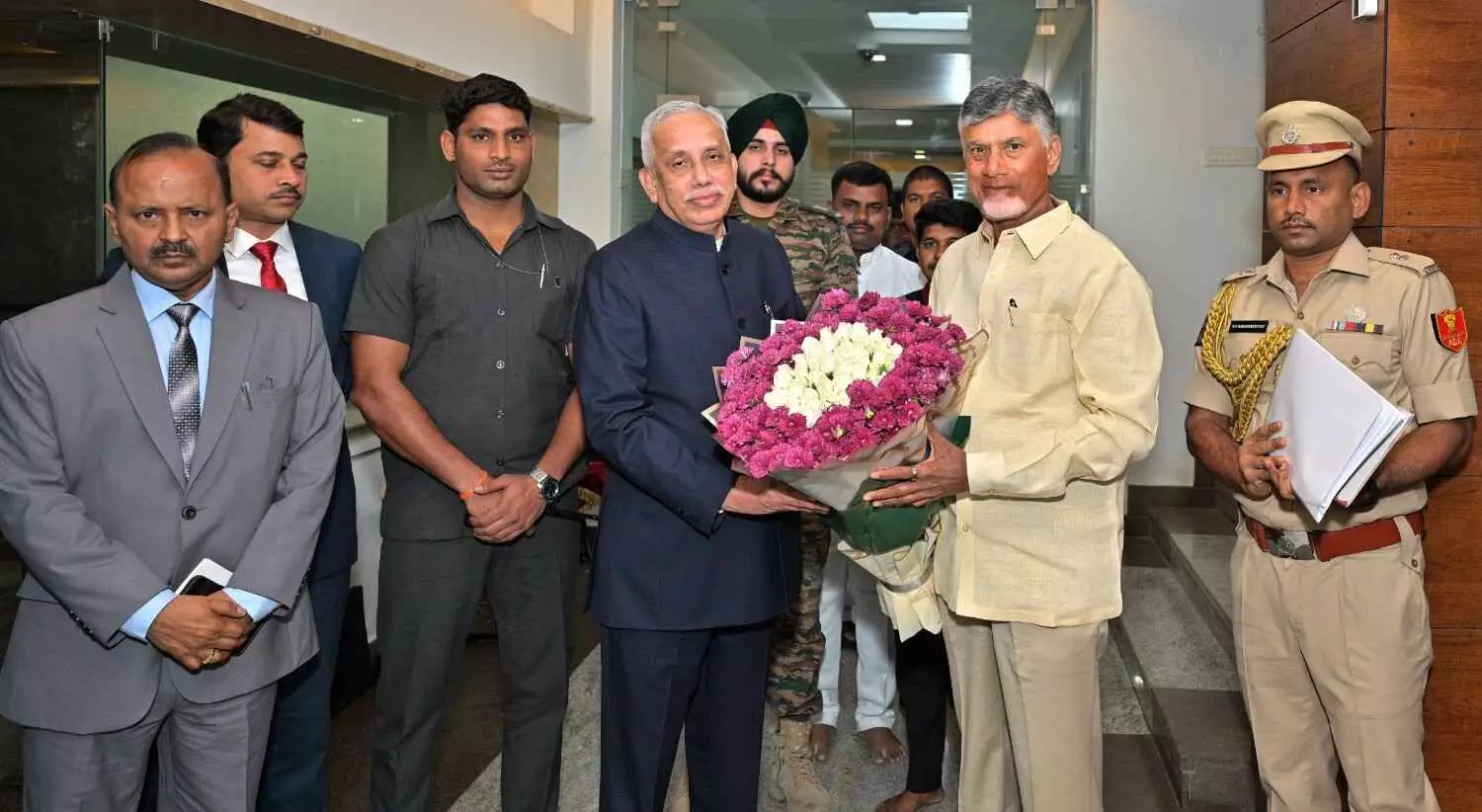 గవర్నర్ తో చంద్రబాబు భేటీలో ఆంతర్యం? గవర్నర్ తో చంద్రబాబు భేటీలో ఆంతర్యం?