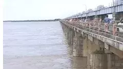 దవళేశ్వరం వద్ద పొర్లుతున్న గోదావరి