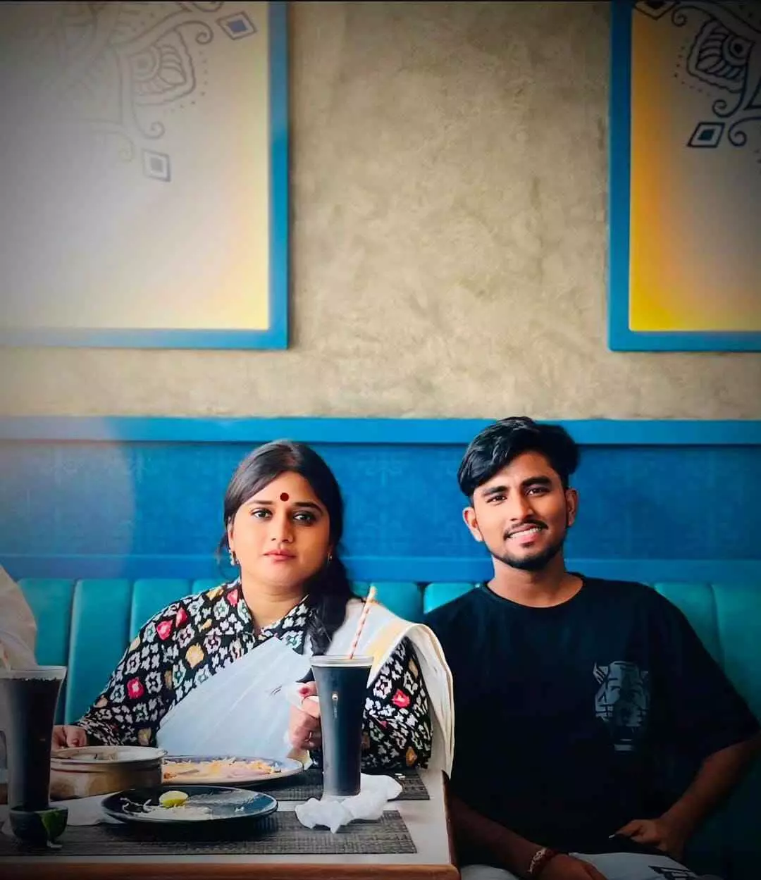 జనసేన నాయకురాలు కోట వినూతతో మృతుడు శ్రీనివాసులు (ఫైల్) జనసేన నాయకురాలు కోట వినూతతో మృతుడు శ్రీనివాసులు (ఫైల్)