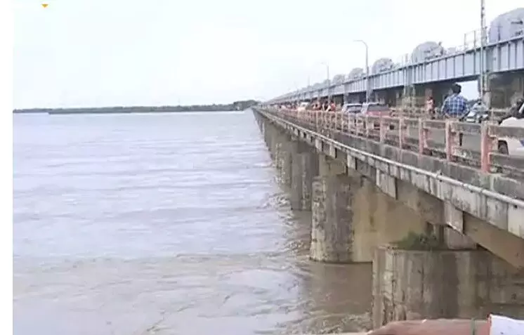 దవళేశ్వరం వద్ద పొర్లుతున్న గోదావరి దవళేశ్వరం వద్ద పొర్లుతున్న గోదావరి