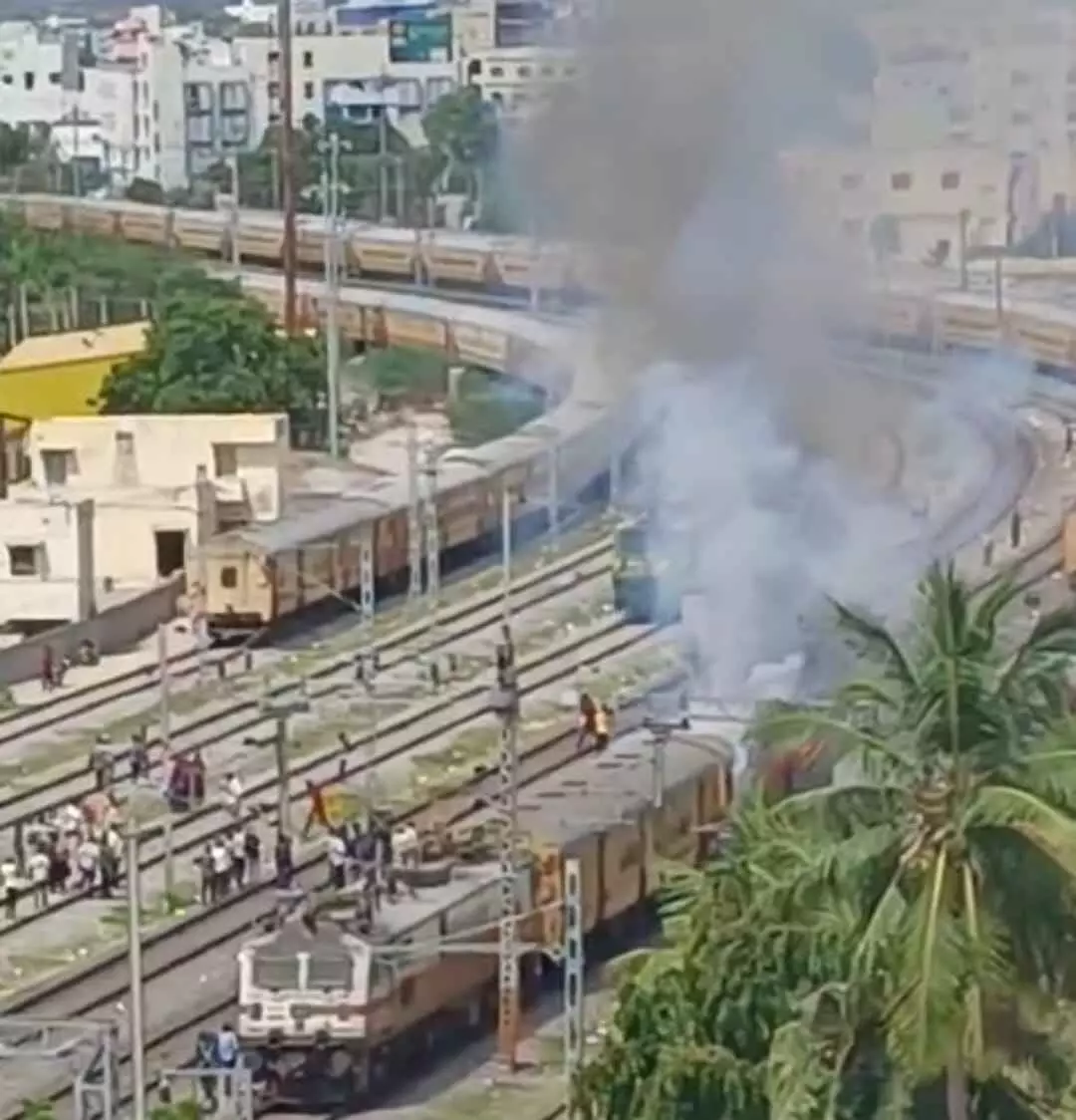 Train carriages on fire| రైలు బోగీల్లో ఎగసిన మంటలు.. Train carriages on fire| రైలు బోగీల్లో ఎగసిన మంటలు..
