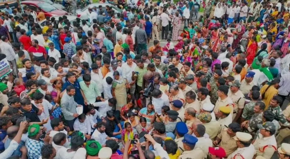 కరేడు వద్ద 20 వేల ఎకరాల భూ సేకరణకు జీవో జారీ కరేడు వద్ద 20 వేల ఎకరాల భూ సేకరణకు జీవో జారీ