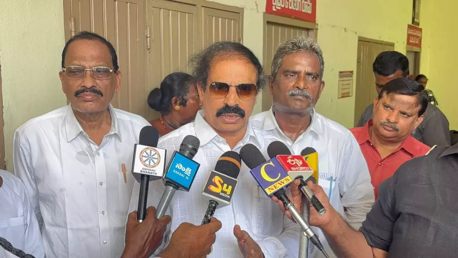 అమరావతి రైతుల ధర్నాను లోకేష్ ఆపాడు: సీపీఐ