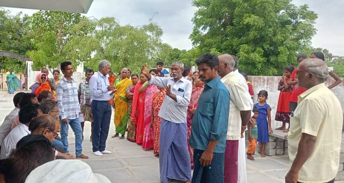 పట్టువీడని చంద్రబాబు... పంతం పట్టిన కరేడు ప్రజలు పట్టువీడని చంద్రబాబు... పంతం పట్టిన కరేడు ప్రజలు