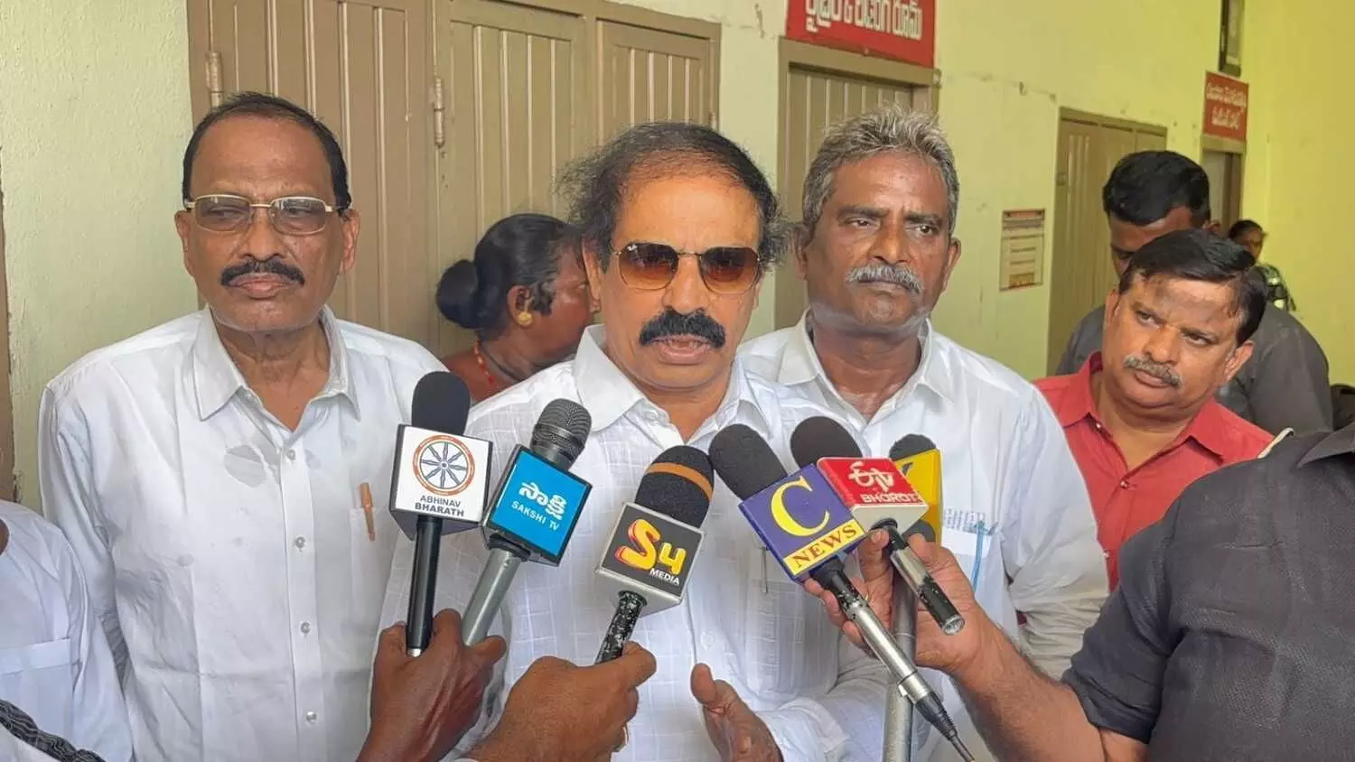 అమరావతి రైతుల ధర్నాను లోకేష్ ఆపాడు: సీపీఐ అమరావతి రైతుల ధర్నాను లోకేష్ ఆపాడు: సీపీఐ