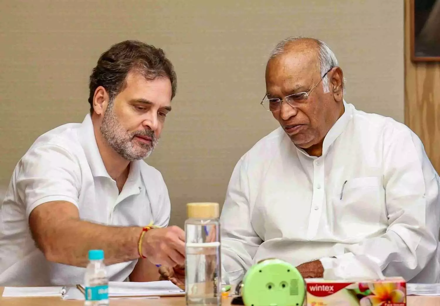 మోదీకి రాసిన లేఖలో ఖర్గే, రాహుల్ ఏం కోరారు? మోదీకి రాసిన లేఖలో ఖర్గే, రాహుల్ ఏం కోరారు?