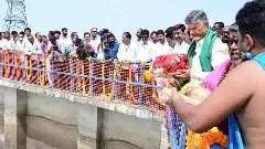 కృష్ణమ్మకు కుంకుమ సమర్పించిన చంద్రబాబు