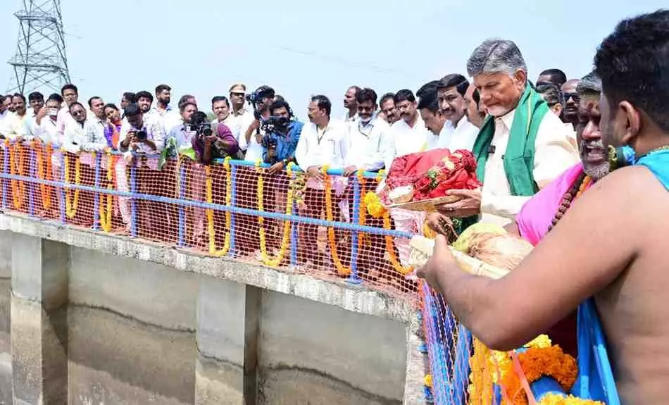 కృష్ణమ్మకు కుంకుమ సమర్పించిన చంద్రబాబు కృష్ణమ్మకు కుంకుమ సమర్పించిన చంద్రబాబు
