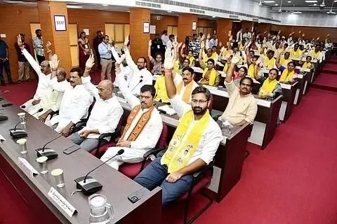 వేటు వేస్తారా? లేటు చేస్తారా? వేటు వేస్తారా? లేటు చేస్తారా?