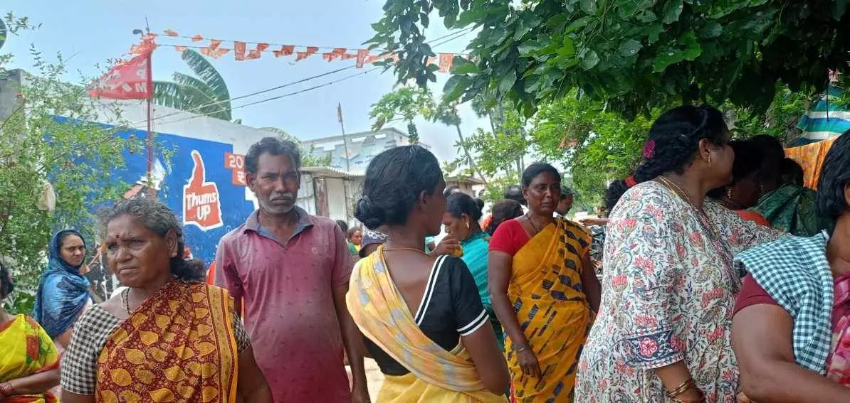 కరేడు రైతాంగం కంట కన్నీరెందుకంటే... కరేడు రైతాంగం కంట కన్నీరెందుకంటే...