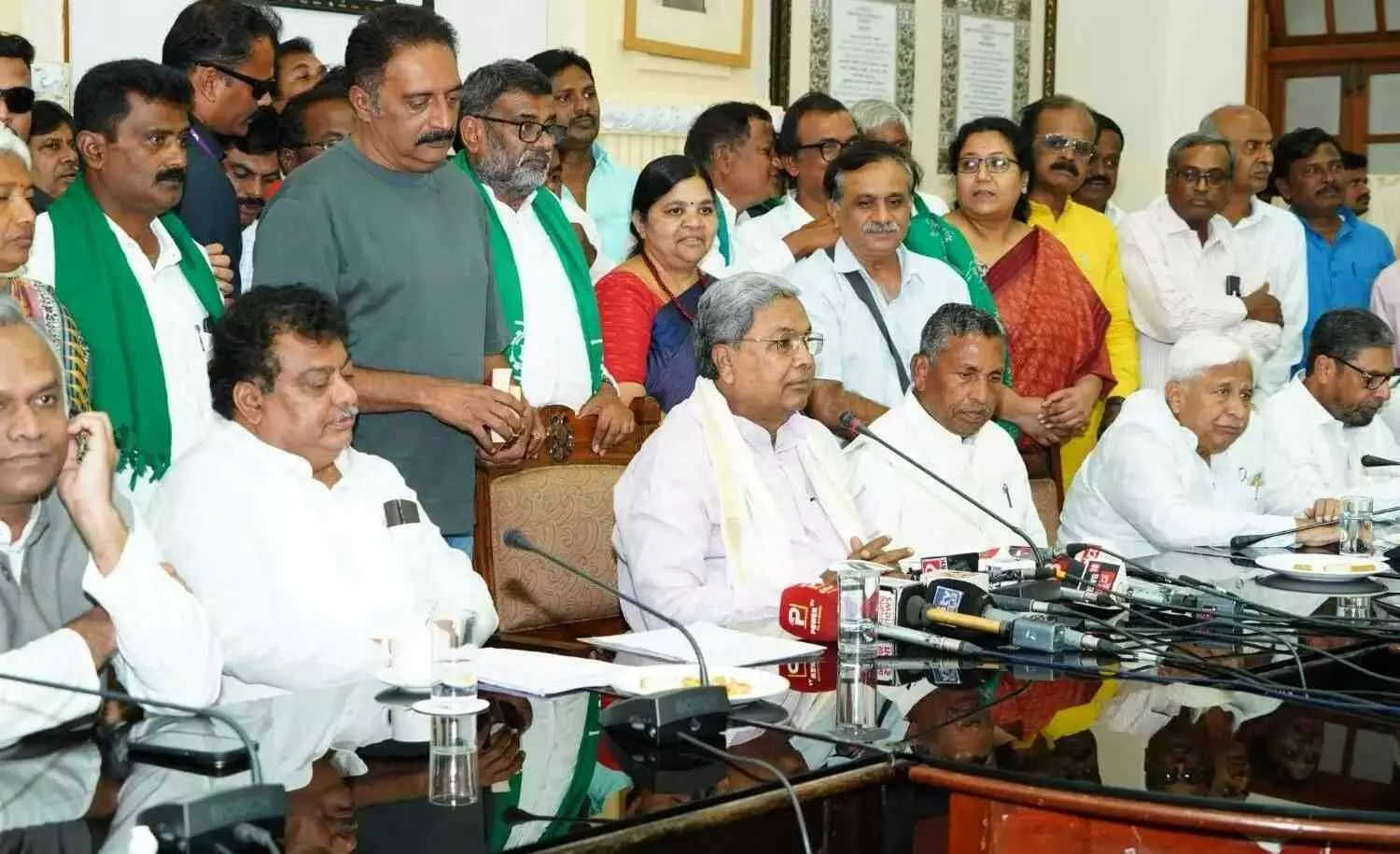 దేవనహళ్లి భూముల కోసం సిద్ధరామయ్య ప్లాన్ బికి సిద్ధమయ్యారా? దేవనహళ్లి భూముల కోసం సిద్ధరామయ్య ప్లాన్ బికి సిద్ధమయ్యారా?