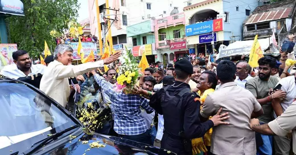 సీఎం బాబును పూలవర్షంతో స్వాగతించారెందుకో..? సీఎం బాబును పూలవర్షంతో స్వాగతించారెందుకో..?