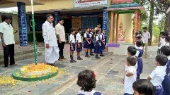 సర్కారు స్కూళ్ల నుంచి అక్షరాలు పరారవుతున్నాయి...