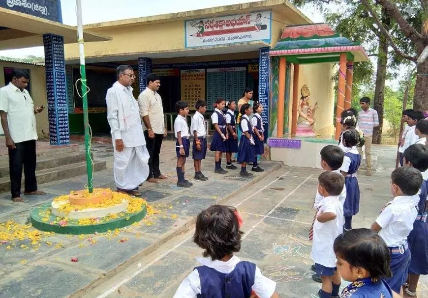 సర్కారు స్కూళ్ల నుంచి అక్షరాలు పరారవుతున్నాయి...