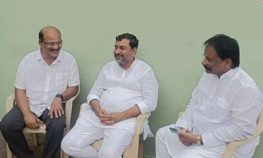 మాజీ ఎమ్మెల్యే రమేష్ రెడ్డి (మధ్యలో ఉన్న వ్యక్తి)తో మాట్లాడుతున్న మదనపల్లె మాజీ ఎమ్మెల్యే డాక్టర్ దేశాయి తిప్పారెడ్డి మాజీ ఎమ్మెల్యే రమేష్ రెడ్డి (మధ్యలో ఉన్న వ్యక్తి)తో మాట్లాడుతున్న మదనపల్లె మాజీ ఎమ్మెల్యే డాక్టర్ దేశాయి తిప్పారెడ్డి