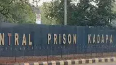 కడప జైల్లో పుష్పాలు: స్మగ్లర్లకు జైలర్లే సెల్ ఫోన్లు!