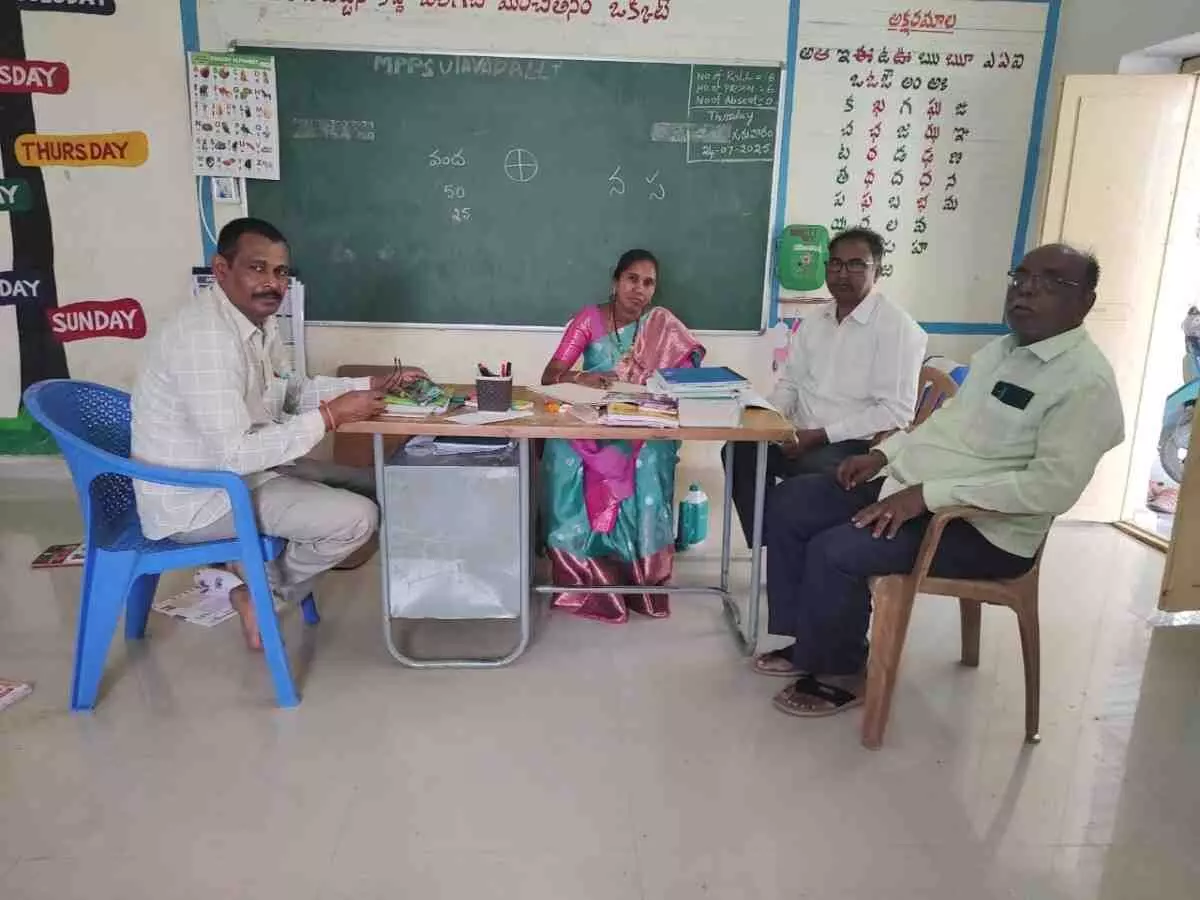 అన్న పాఠశాలను తనిఖీ చేసిన చెల్లెలు అన్న పాఠశాలను తనిఖీ చేసిన చెల్లెలు