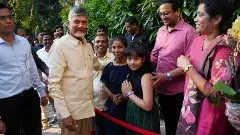 సింగపూర్ చేరిన చంద్రబాబు బృందానికి ప్రవాసాంధ్రుల స్వాగతం