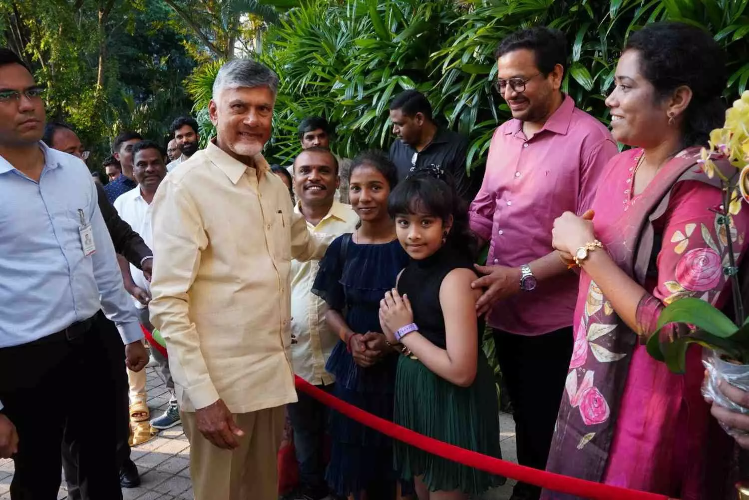 సింగపూర్ చేరిన చంద్రబాబు బృందానికి ప్రవాసాంధ్రుల స్వాగతం సింగపూర్ చేరిన చంద్రబాబు బృందానికి ప్రవాసాంధ్రుల స్వాగతం