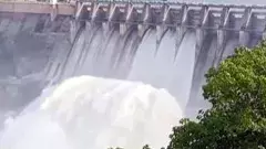 శ్రీశైలం రిజర్వాయర్ వద్ద పెరిగిన వరద ప్రవాహం- సందర్శకుల తాకిడి