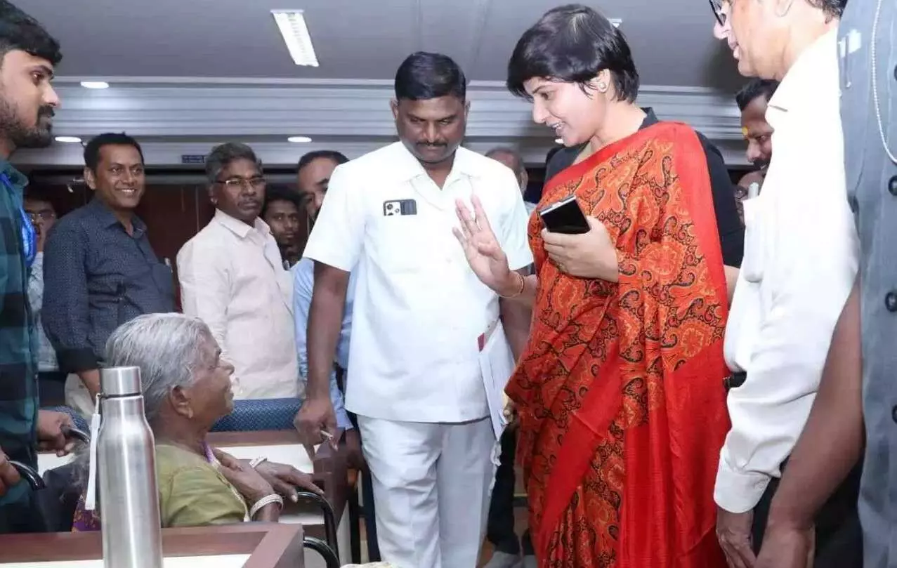 హైదరాబాద్ జిల్లాలో పౌరుల చెంతకు పాలన, అదెలాగంటే... హైదరాబాద్ జిల్లాలో పౌరుల చెంతకు పాలన, అదెలాగంటే...