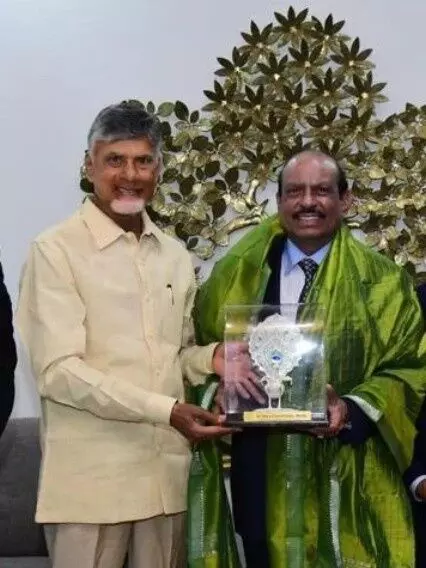లూలూ మీద అంత వల్లమాలిన ప్రేమ ఎందుకో? లూలూ మీద అంత వల్లమాలిన ప్రేమ ఎందుకో?