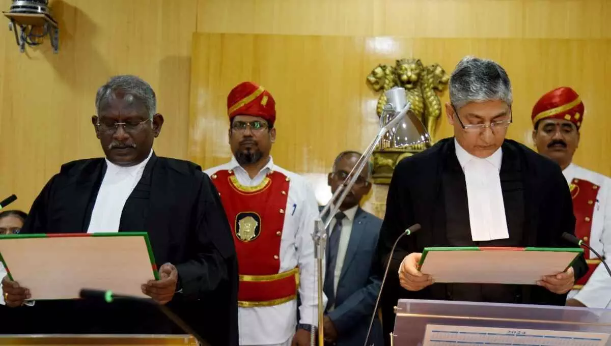 ఏపీ హైకోర్టు జడ్జిగా జస్టిస్ బట్టు దేవానంద్ ప్రమాణ స్వీకారం ఏపీ హైకోర్టు జడ్జిగా జస్టిస్ బట్టు దేవానంద్ ప్రమాణ స్వీకారం