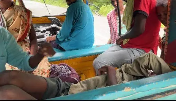 ప్రధాన రహదారికి చేరుకొని ఆటోలోకి రోగిని చేరుస్తున్న దృశ్యం ప్రధాన రహదారికి చేరుకొని ఆటోలోకి రోగిని చేరుస్తున్న దృశ్యం
