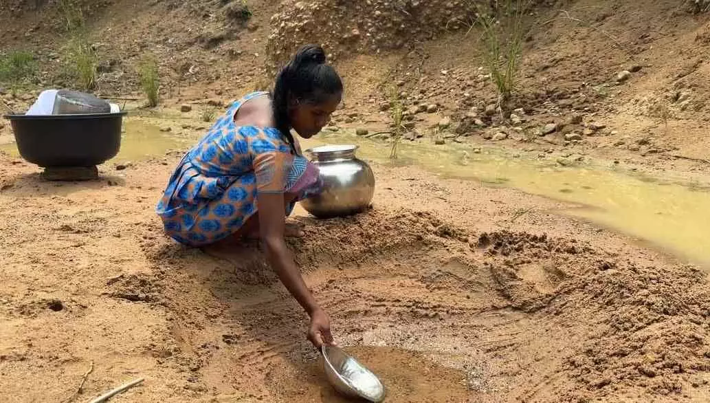 ఇక్కడ తాగునీటికి ఇలా వాగుల పక్కన కలుషిత ఊట నీటిని తోడుకొని తాగాల్సిందే. ఇక్కడ తాగునీటికి ఇలా వాగుల పక్కన కలుషిత ఊట నీటిని తోడుకొని తాగాల్సిందే.