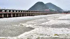 కృష్ణాకు వరద ముప్పు...ఈతకు వెళ్లొద్దు