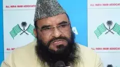 ముస్లిం మతపెద్ద చెంప చెల్లుమనిపించిన ఎస్పీ కార్యకర్తలు