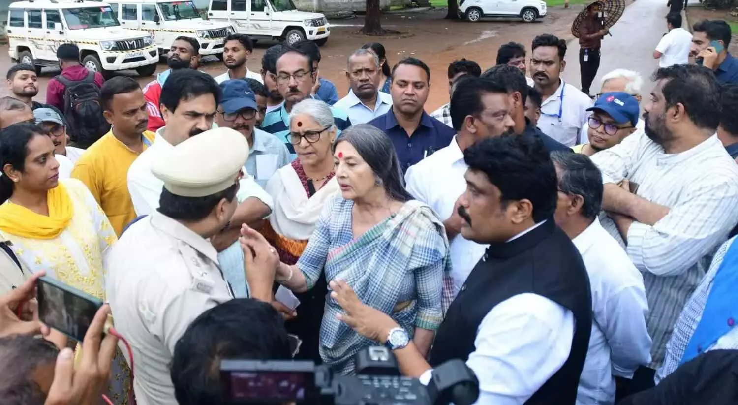 కేరళ నన్స్తో ములాఖత్కు అనుమతించని పోలీసులు కేరళ నన్స్తో ములాఖత్కు అనుమతించని పోలీసులు