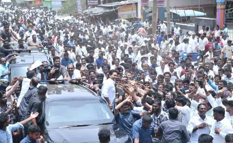 ఆంక్షలు లెక్క చేయని జగన్ అభిమానులు.... ఆంక్షలు లెక్క చేయని జగన్ అభిమానులు....