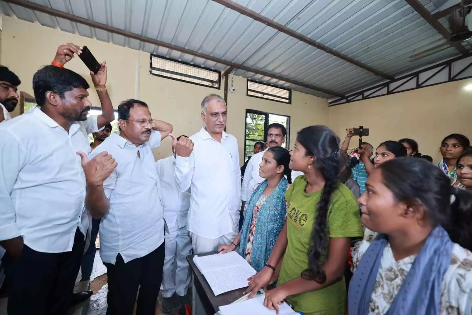 తెలంగాణ గురుకులాల్లో మీ పిల్లలు సురక్షితమేనా? తెలంగాణ గురుకులాల్లో మీ పిల్లలు సురక్షితమేనా?